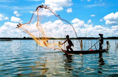 bắt thủy sản trên sông Trà Nhiêu